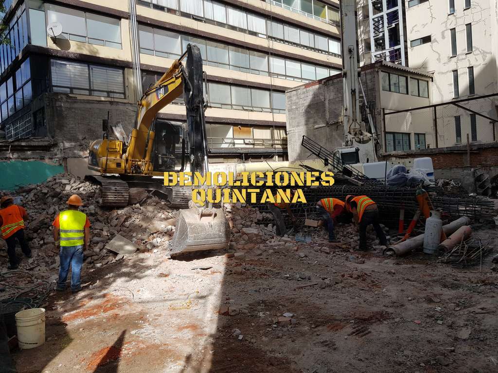 Demolición y excavación en Av. Baja California, delegación Cuauhtémoc, Ci...