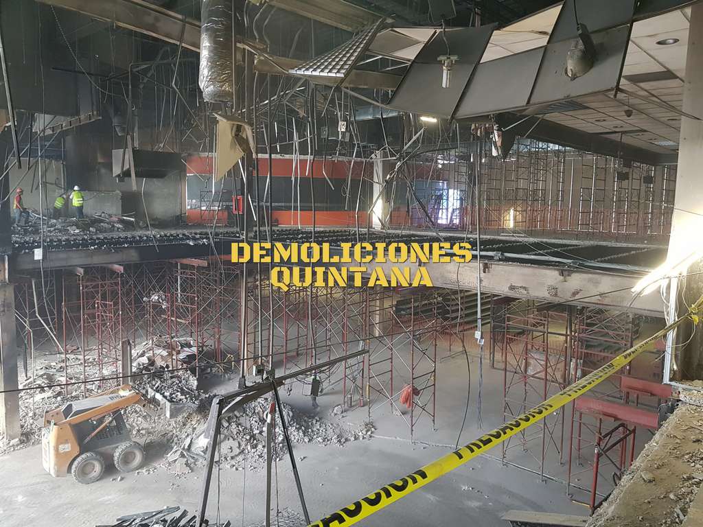 Demolición de local comercial al interior de Plaza Zentralia, Ciudad de M...