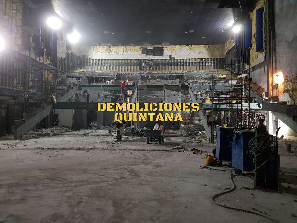 Demolición y desmantelamiento de salas de cines al interior de plaza come...